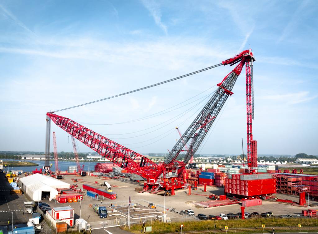 The world's most powerful land-based crane SK6000's shocking debut